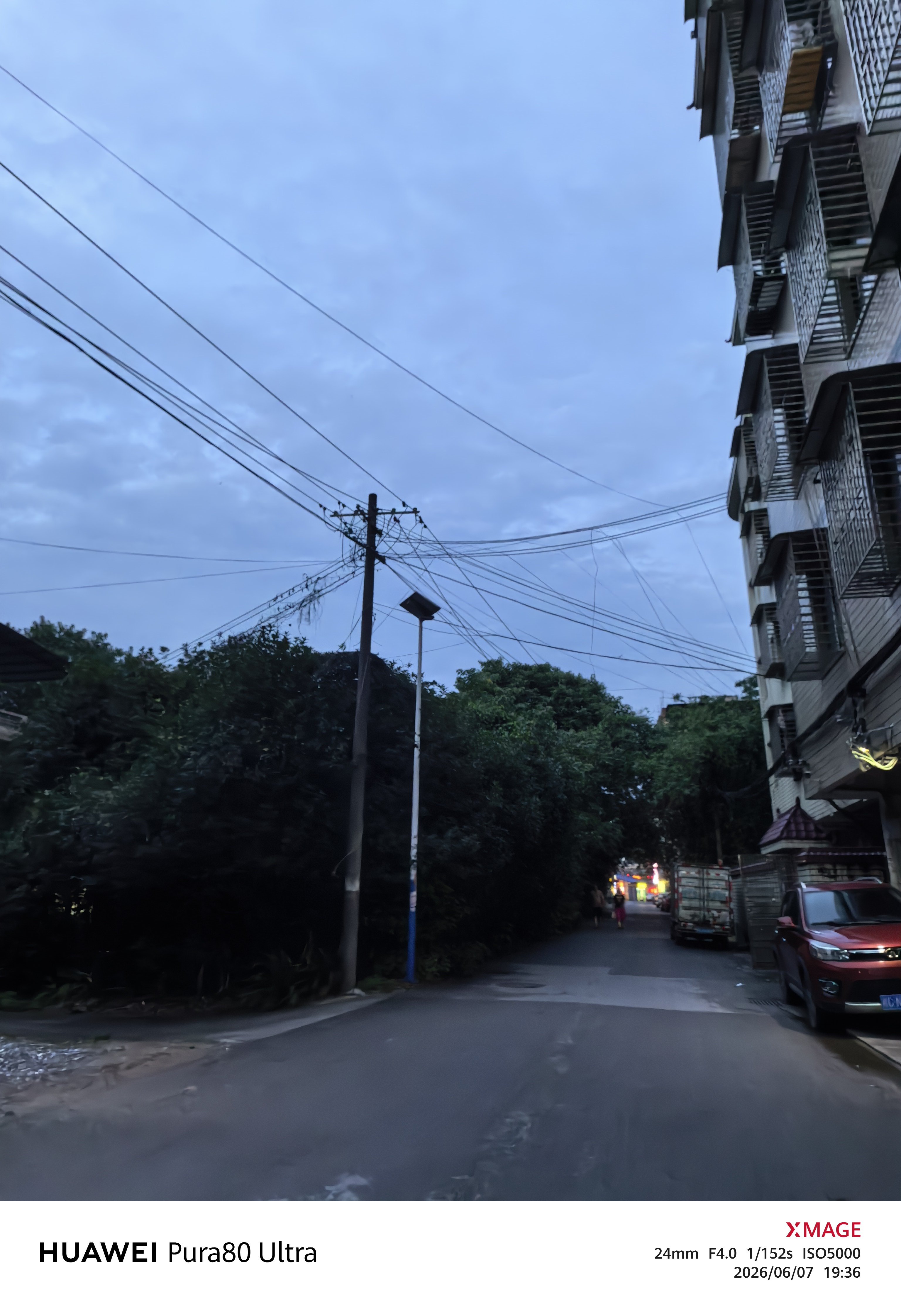 吃完想出去溜达一下 顺便拿快递 想看看对面有什么 结果只是一个村，我以为有啥好玩