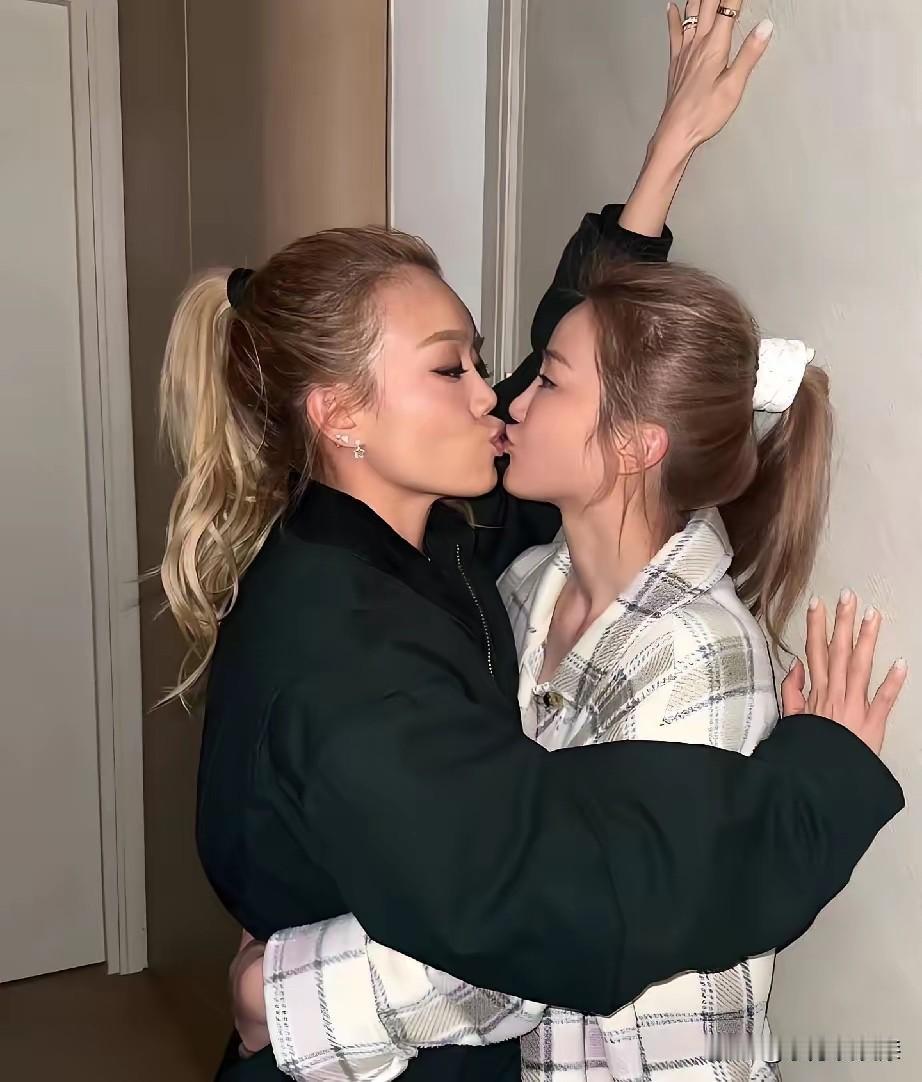 同性之间再好也不应该这样吧！
容祖儿和阿sa关系好到💋，确实让人不适，如果你的