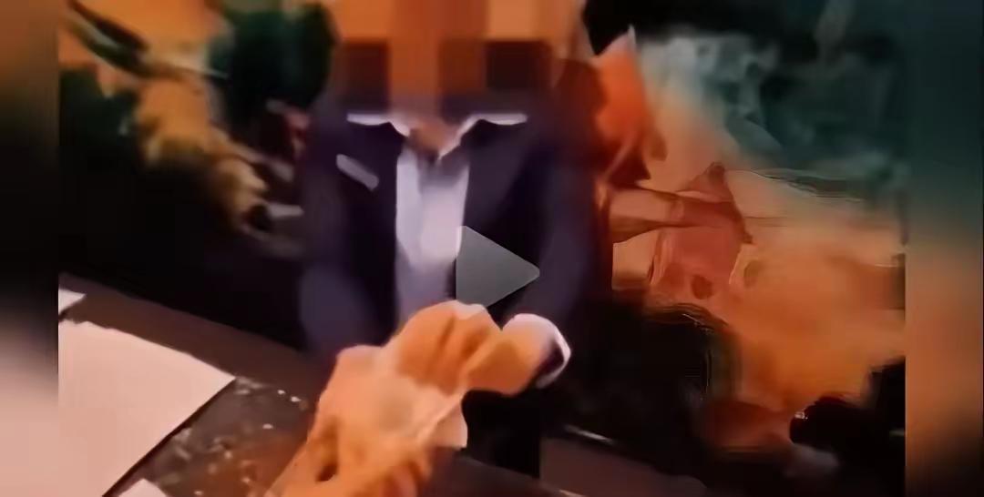 香港某些人真是把奴性刻到了骨子里。一内地小伙去香港旅游，住进了一个五星级酒店，他