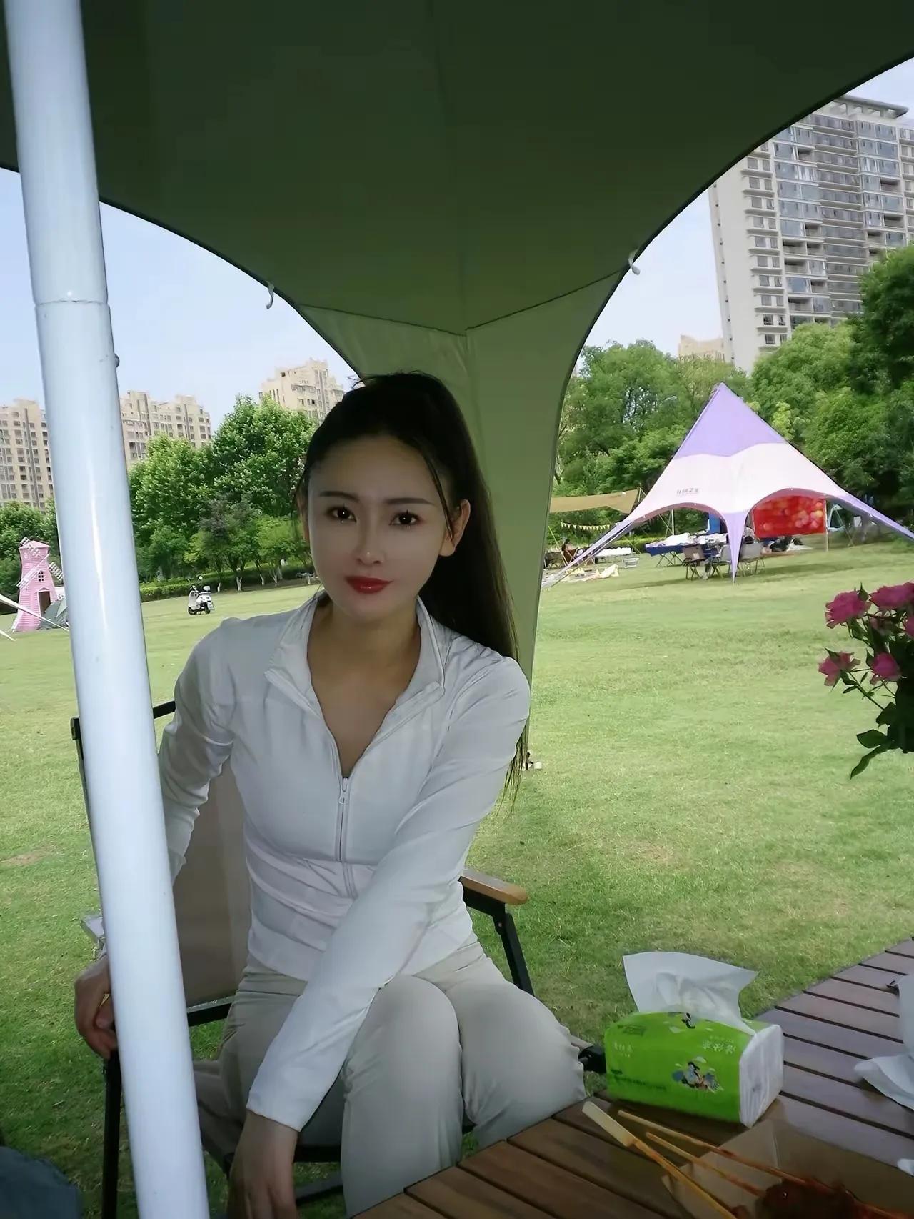 阳光灿烂，美丽无限，美女爱吃烧烤