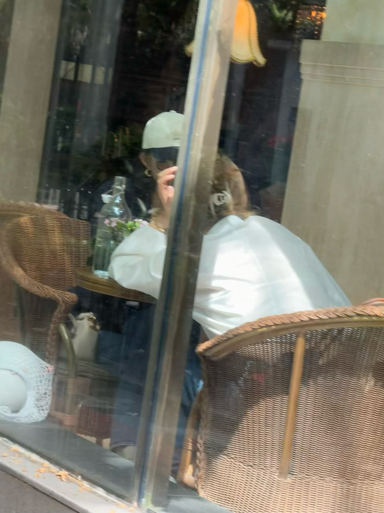 怎么一眼就能认出啊看到个超好看的妹纸没想到是赵丽颖上海咖啡店偶遇赵丽颖 ​​​