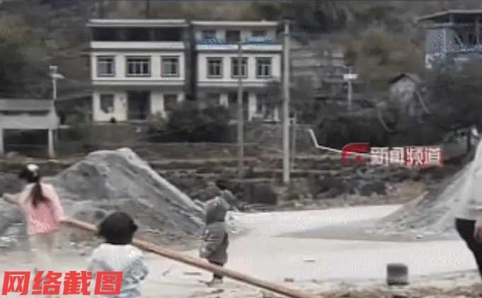 广西河池有男子和自己的爸爸在山里砍了一些木头。

这些木头全部堆在外面晾干，现在