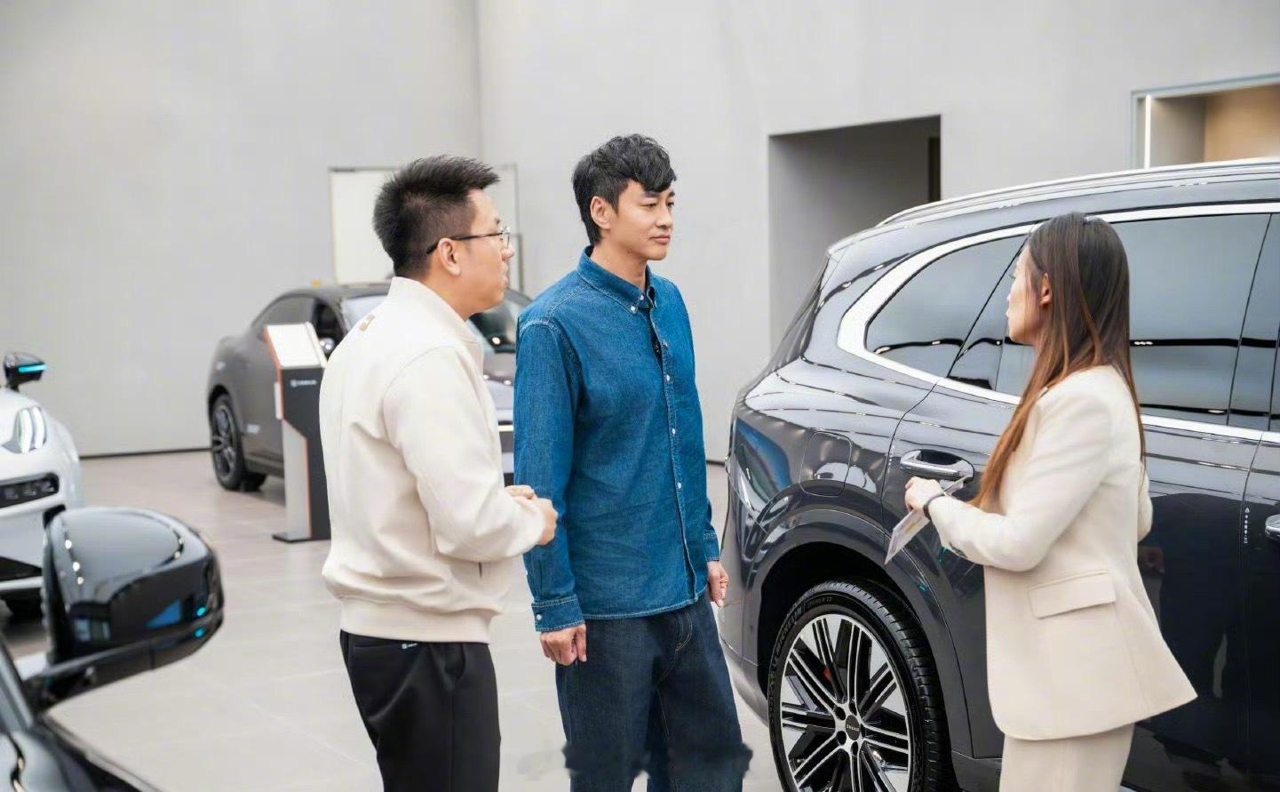 极氪官宣何润东为极氪8X交付官西楚霸王何润东×极氪8X公路之王，交付官正式就位！