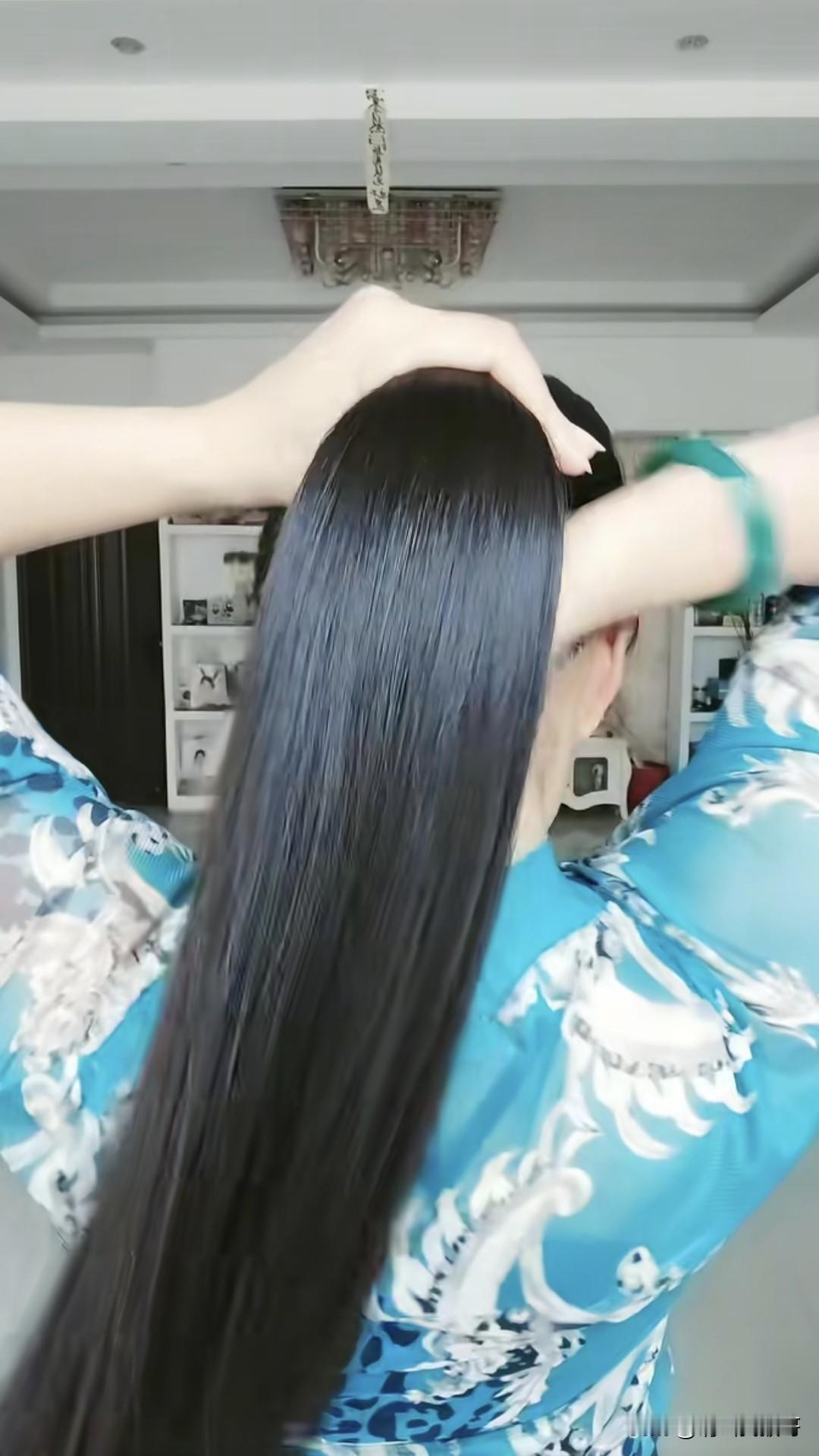 记得多年前，长发马尾辫是一种既流行又给人一种很清爽的发型，特别是学生时代。而现在