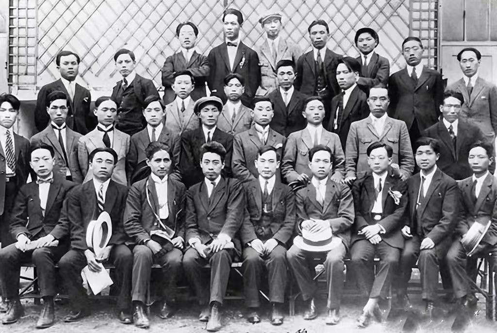 1924年，中国社会主义青年团旅欧支部的部分成员在巴黎留下了这张珍贵合影，周公和