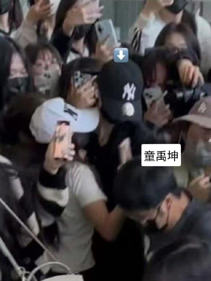 时代峰峻私生近期离谱事件汇总时代峰峻私生近期离谱事件 时代峰峻艺人已经被私生折磨