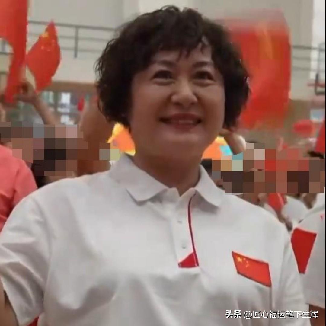 她是亚运三米跳台冠军陈艺文的母亲孙铭茵，广东湛江人。
性格开朗豁达，气质年轻。孙