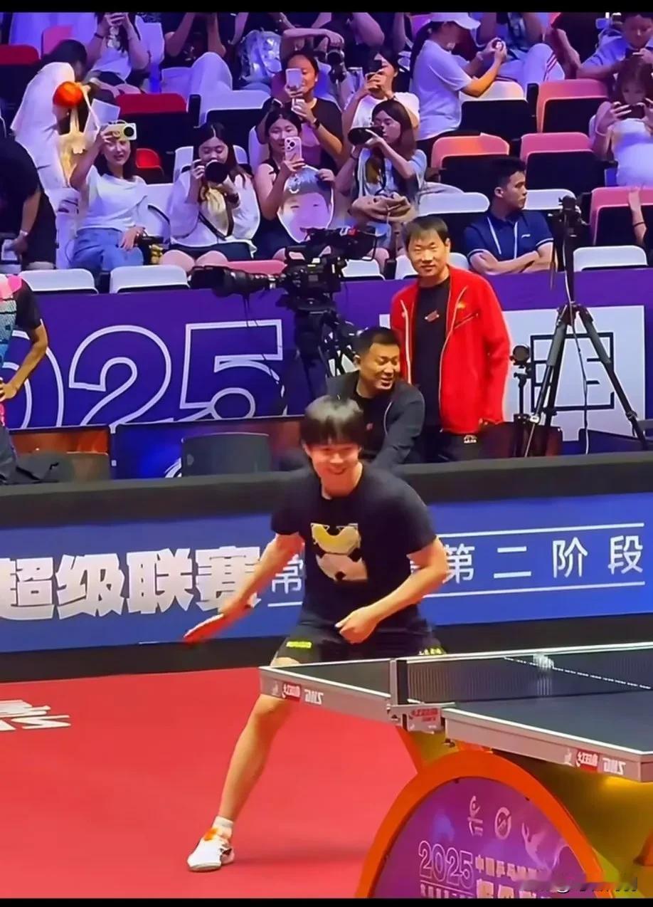 哥这是想一个人打双打吗？今天和七号组合:充电头！[赞]
大胖，你看你给你弟给整的