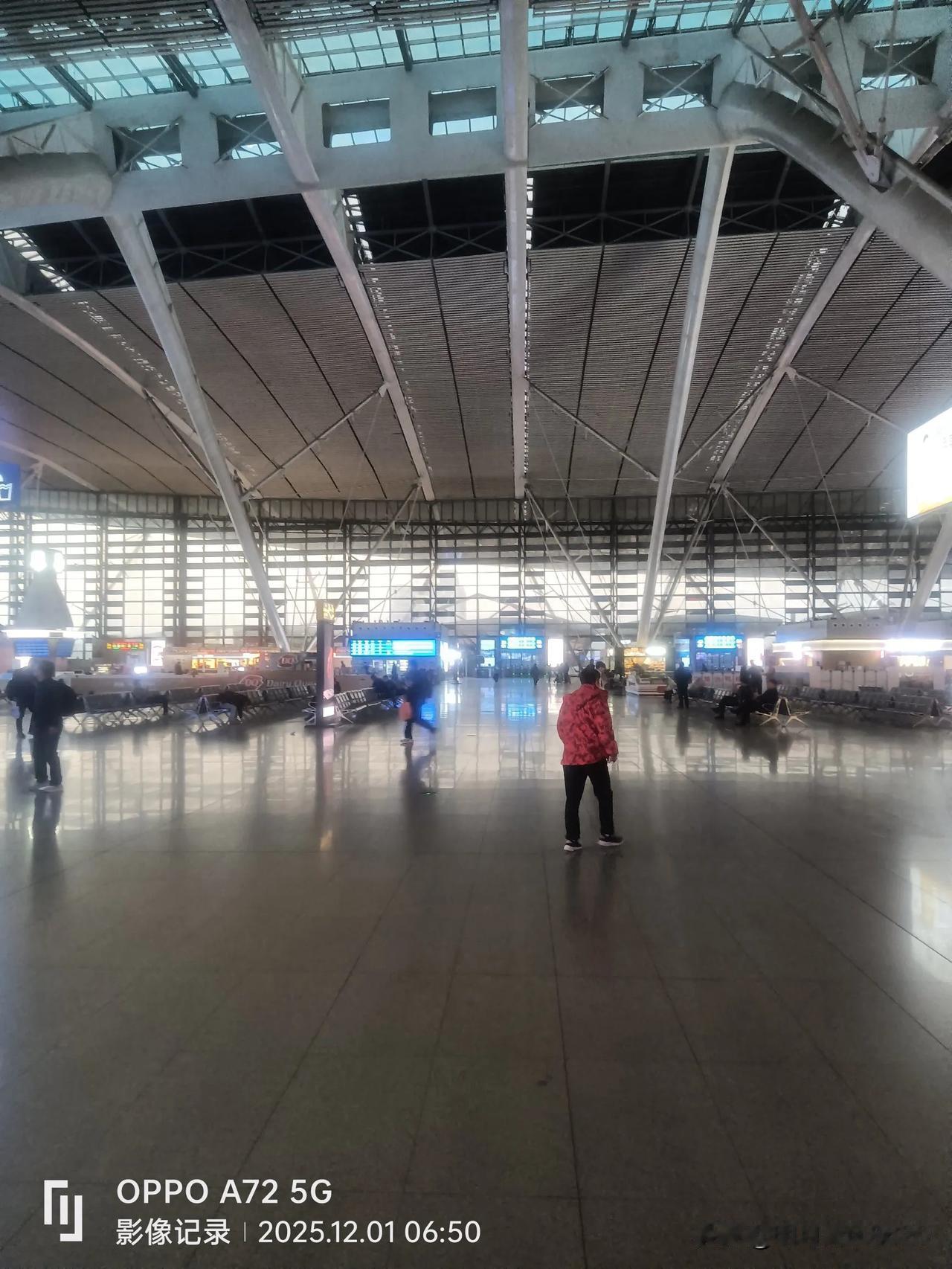 火车站，社会调研的窗口

今天有事，需坐动车去外地，自检票档口进入候车大厅，竟发