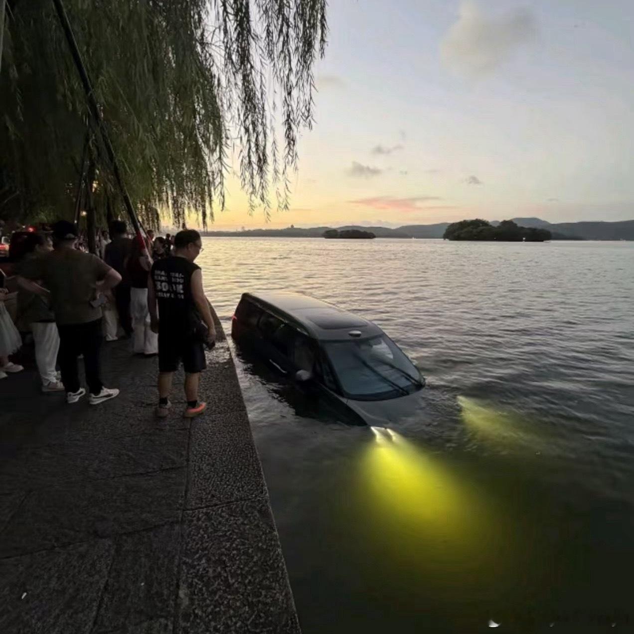 好家伙！从水里浮起来还有点子潜艇味儿感觉把车放西湖里会很有艺术感就像Volvo 