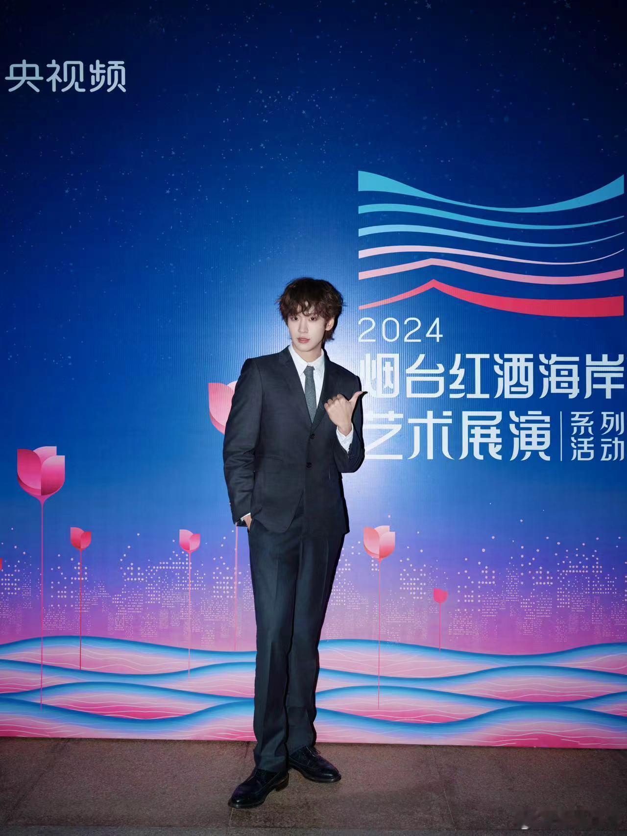 #余景天烟台海边唱如愿#余景天在烟台海边唱响《如愿》，那画面充满了浪漫气息。这个