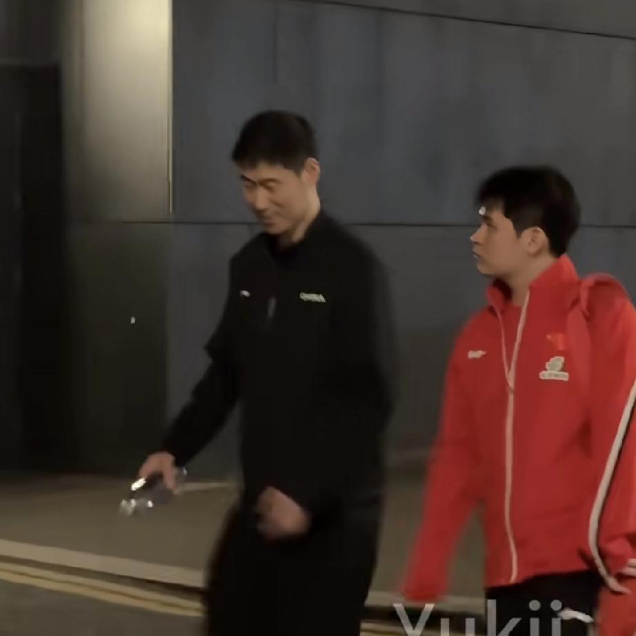 对韩国男团一单冲两分失败，王励勤赛后紧跟林诗栋贴身安慰！
伦敦团体世乒赛，国乒男