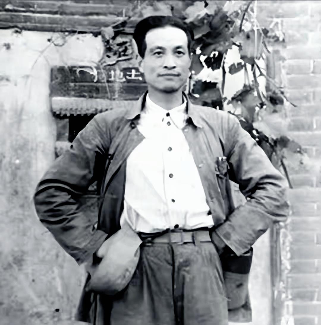 毛主席正为红军前途发愁，一个俘虏主动站出来，后来成了开国中将！




1930