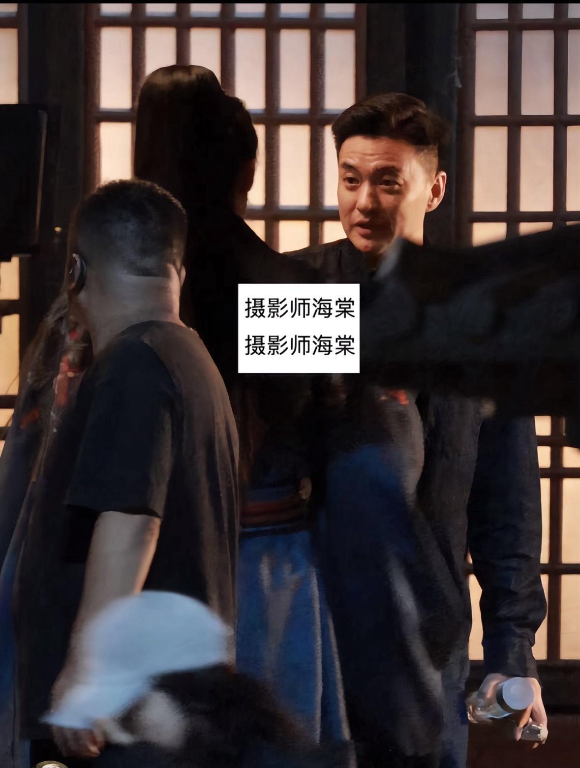 周一围也来探班王鹤棣了，好招前辈们喜欢啊他 