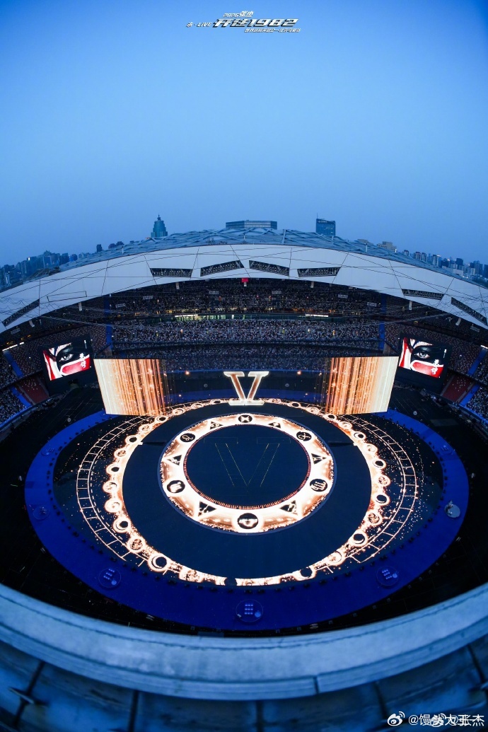 张杰张杰热血开场张杰连开七场状态开场的视听盛宴太戳人，传统美学与现代科技碰撞出绝