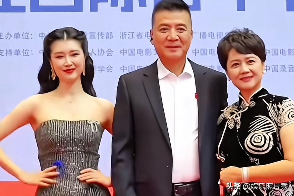 她终于“追上”巅峰期的茹萍，不用父母的光环也能站住脚了！

身穿旗袍的茹萍依然“