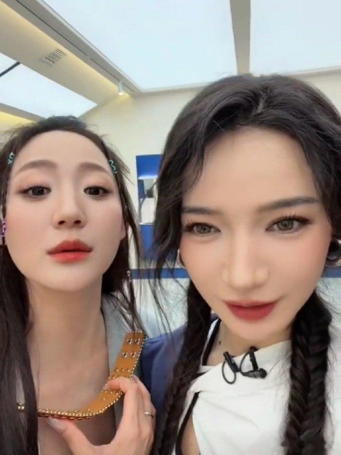 代斯颜值战胜了拍照技术女明星自拍也要找显脸瘦的角度呆呆苦练拍照技术就算了，还让乌