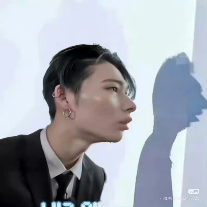 出身亚洲却暗自捧着外来的粉丝，对待本土支持者态度冷淡敷衍。面对欧美观众主动凑近、