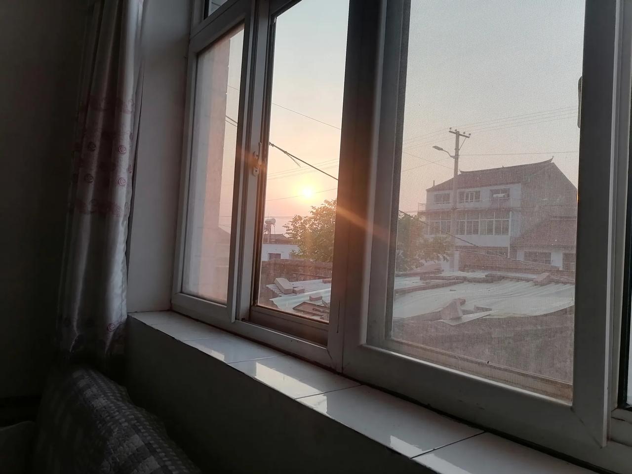 清晨的阳光溜进窗棂落在枕边，午后的猫咪蜷在腿边发出呼噜声，傍晚的晚霞把天空染成橘