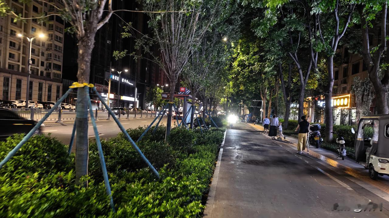 【七律·处暑临门】
处暑临门夜变长，
秋风弄巧稻花香。
疏蝉敛气幽林隐，
溽汗收