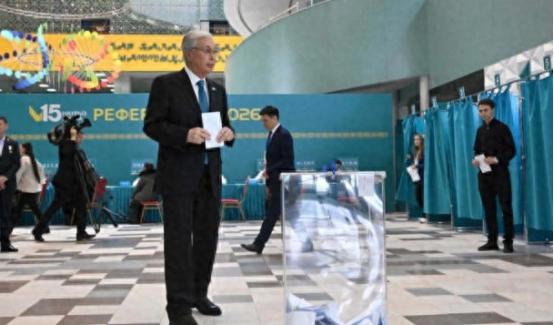 重磅炸场！哈萨克斯坦动真格了，全民公投改宪法，总统亲自到场投票，84%条款大洗牌