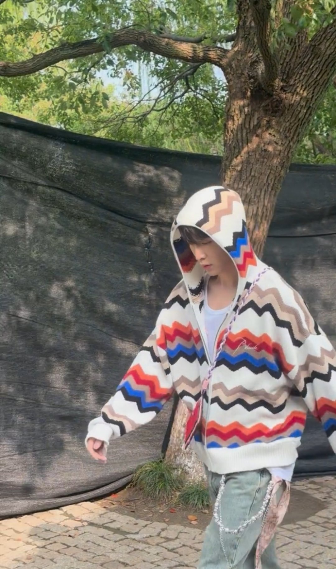 在乌镇偶遇张艺兴，好羡慕偶遇的人，这身穿搭青春男大的既视感～ ​​​