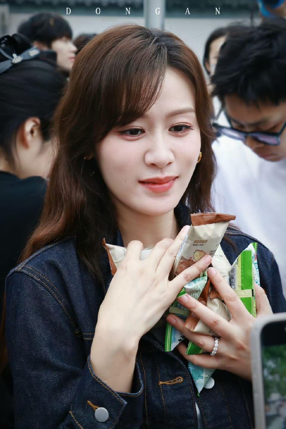 叶一茜李心洁李心洁野生食堂开播 我站在一心食堂望北京！三位姐姐氛围感直接拉满，相