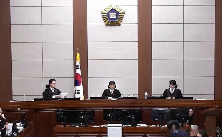 9日，韩国前总统尹锡悦以受害人和证人身份现身首尔中央地方法院，就一起名誉损毁案件
