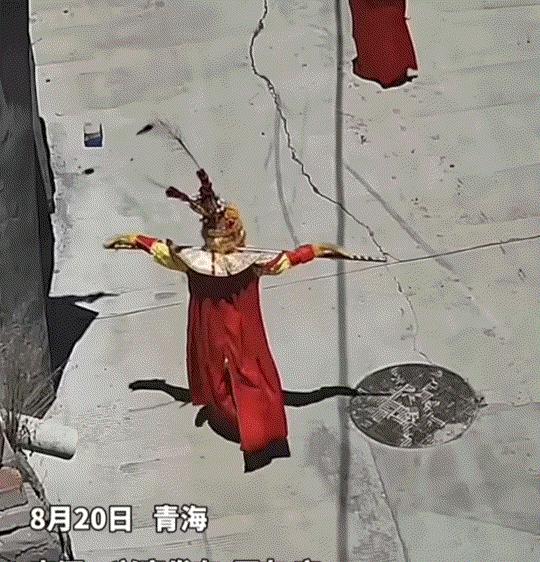 青海街头惊现现实版《西游记》！两名孩子精心打扮成齐天大圣，手拿金箍棒一路神气十足