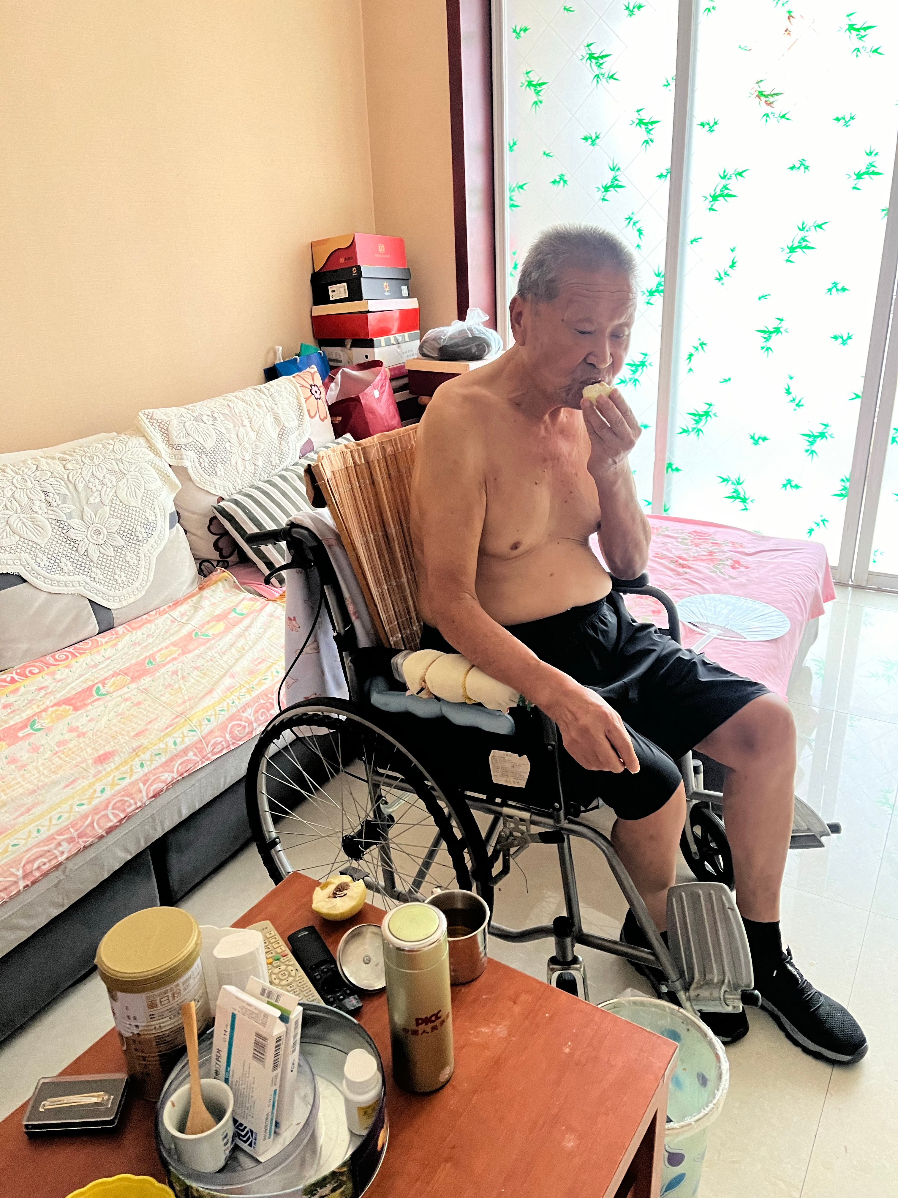 蒸了一锅窝头，当然必须要遵守爹的规定一个窝头放上俩枣，蒸熟送去，顺便看看老俩的手