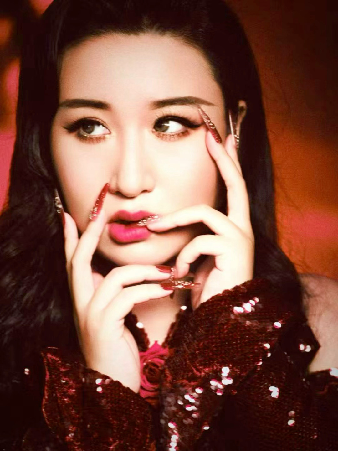 谁给锤娜丽莎化的妆锤娜丽莎浓妆风格对比锤娜丽莎往期妆造差距明显，她的脸型更适配轻