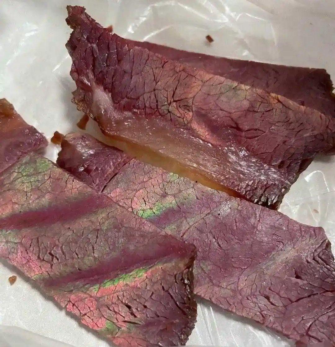 这块牛肉泛着彩虹色的光芒，新鲜吗？
还是说有相关的金属毒素。