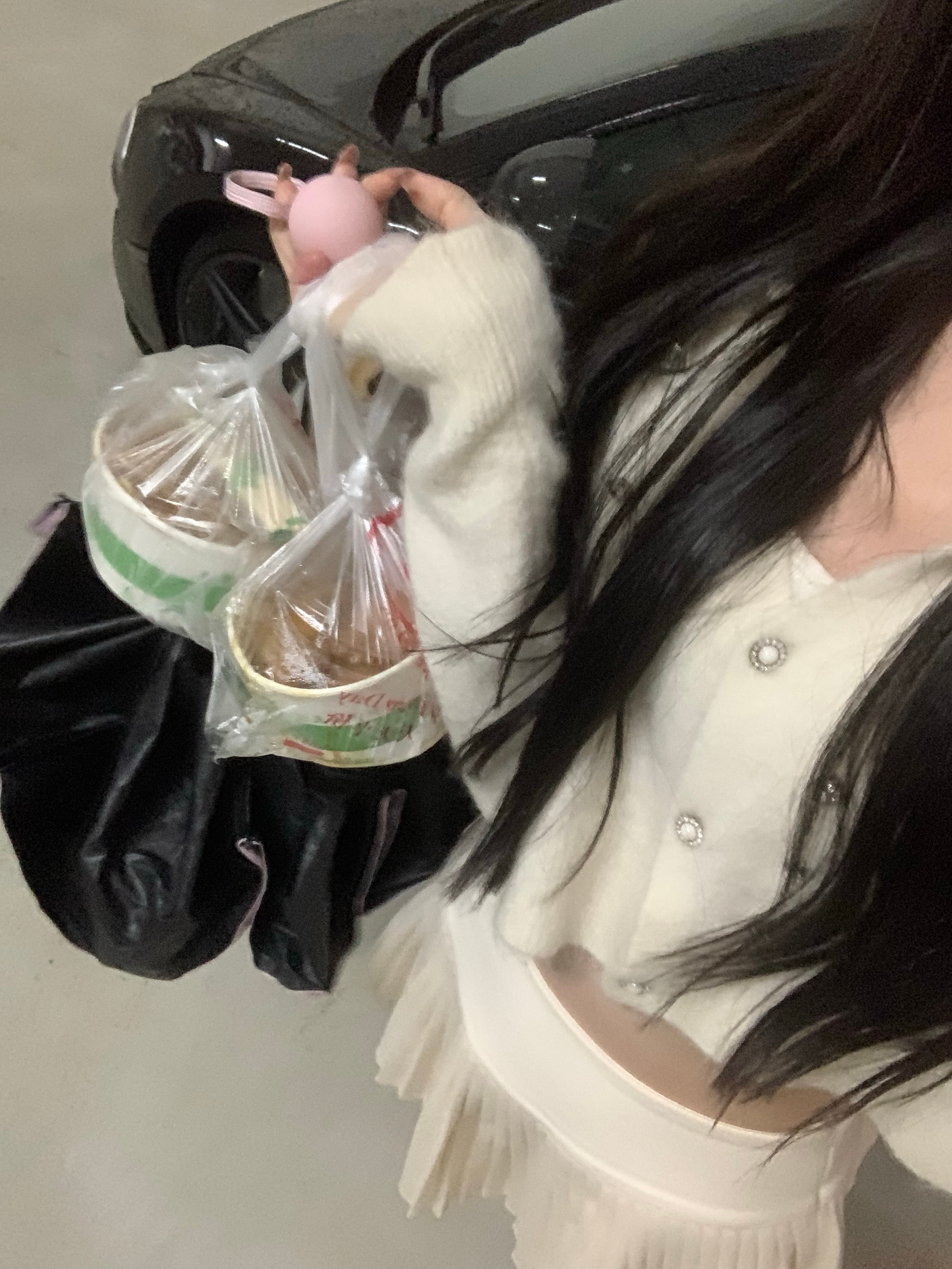 每天 都去 吃 路边摊 哪怕 淋雨  嗝 ​​​