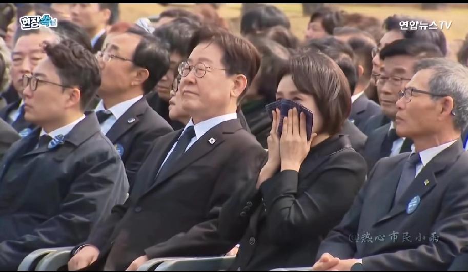 一方手帕，珍惜资源，拒绝浪费。

看到3月27日韩国总统李在明和夫人出席某活动，