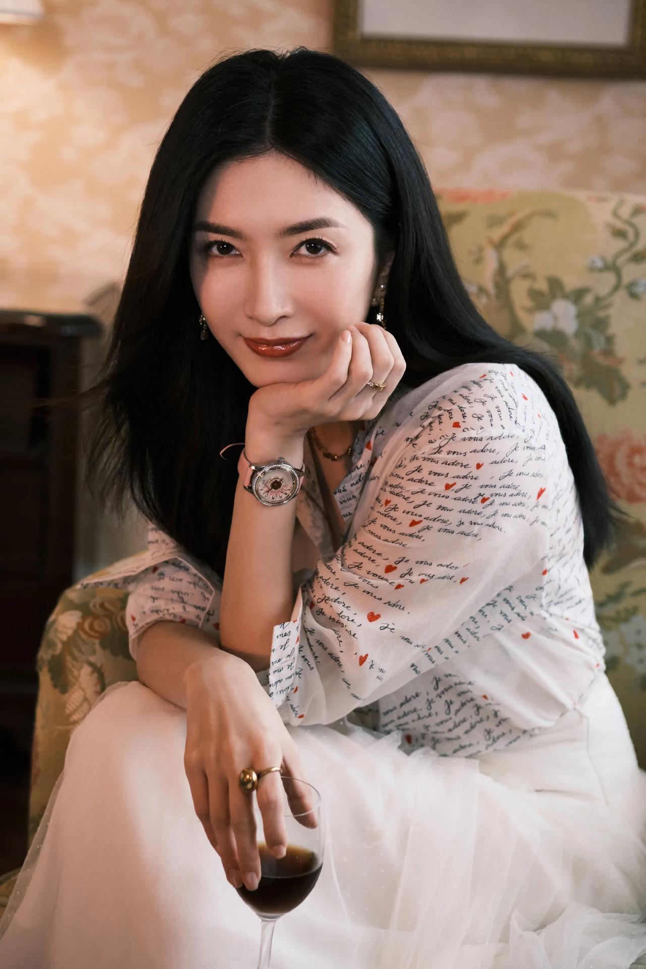 杨紫这一身全黑造型太飒了✨
短款西装搭配蕾丝束腰开叉长裙，多层项链做点缀。
又酷