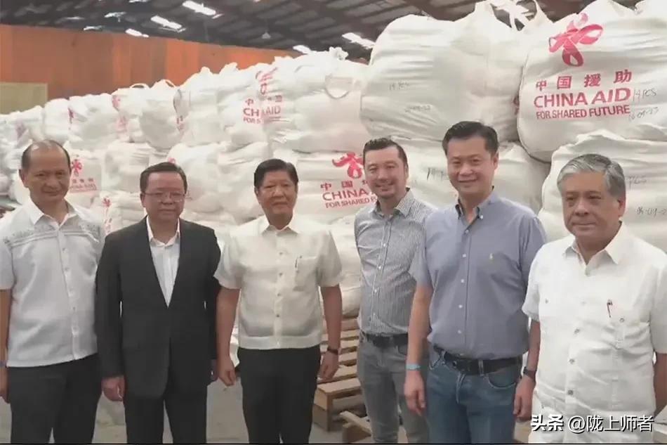 这是菲律宾总统小马科斯接受中国援助物资时的画面。
中国百姓有句俗语:吃人家的嘴软