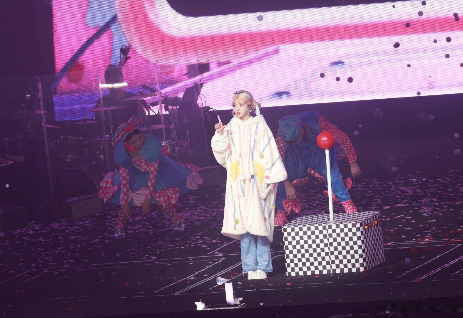 黄霄雲女团舞此女甚萌 谁看黄霄雲女团舞不迷糊啊，软乎乎的造型加上娇俏舞姿，甜度超