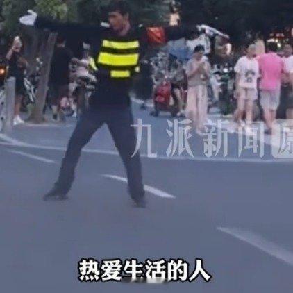 商场回应18岁男生兼职保安走红 西安·华严寺