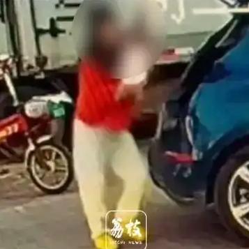 喜欢狗也不能随意抱走别人花费重金购买的可卡犬。近日，一处街边摊位发生了一件让人气