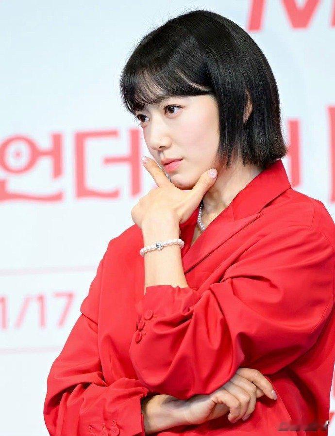 朴信惠老了好多 时光沉淀成温柔气质，姐姐如今的美更加从容大气。 