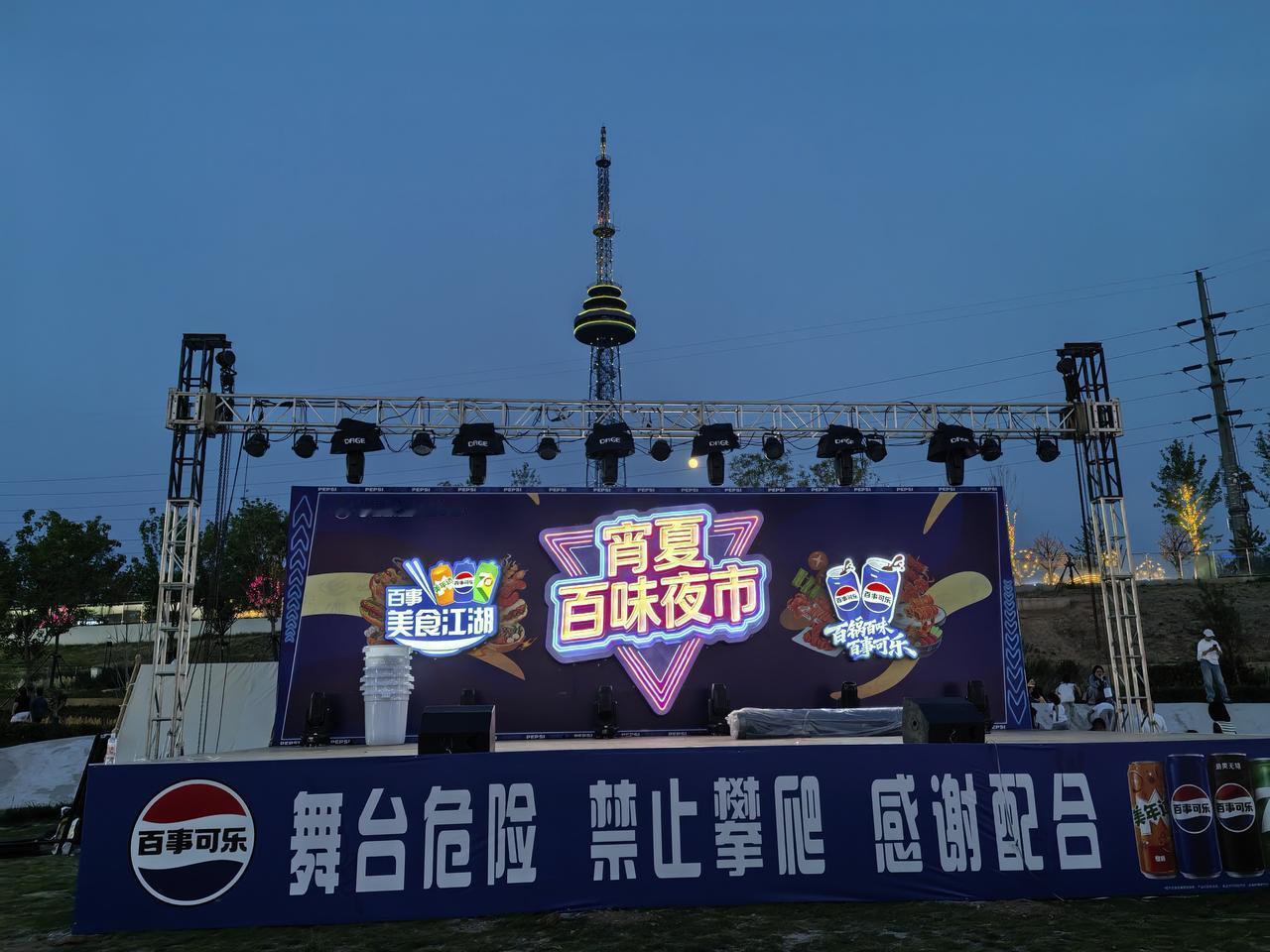 平谷万达广场消夏百味夜市繁华的景象，边吃边看边听音乐。
夜幕降临，华灯初上，一场