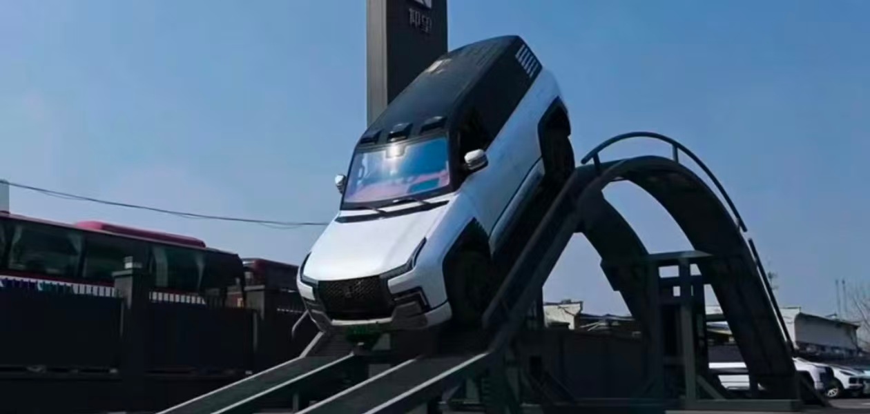 大G车主看完仰望之后的真实反应时代真的变了，这话从一群曾经只认奔驰大G的越野老炮