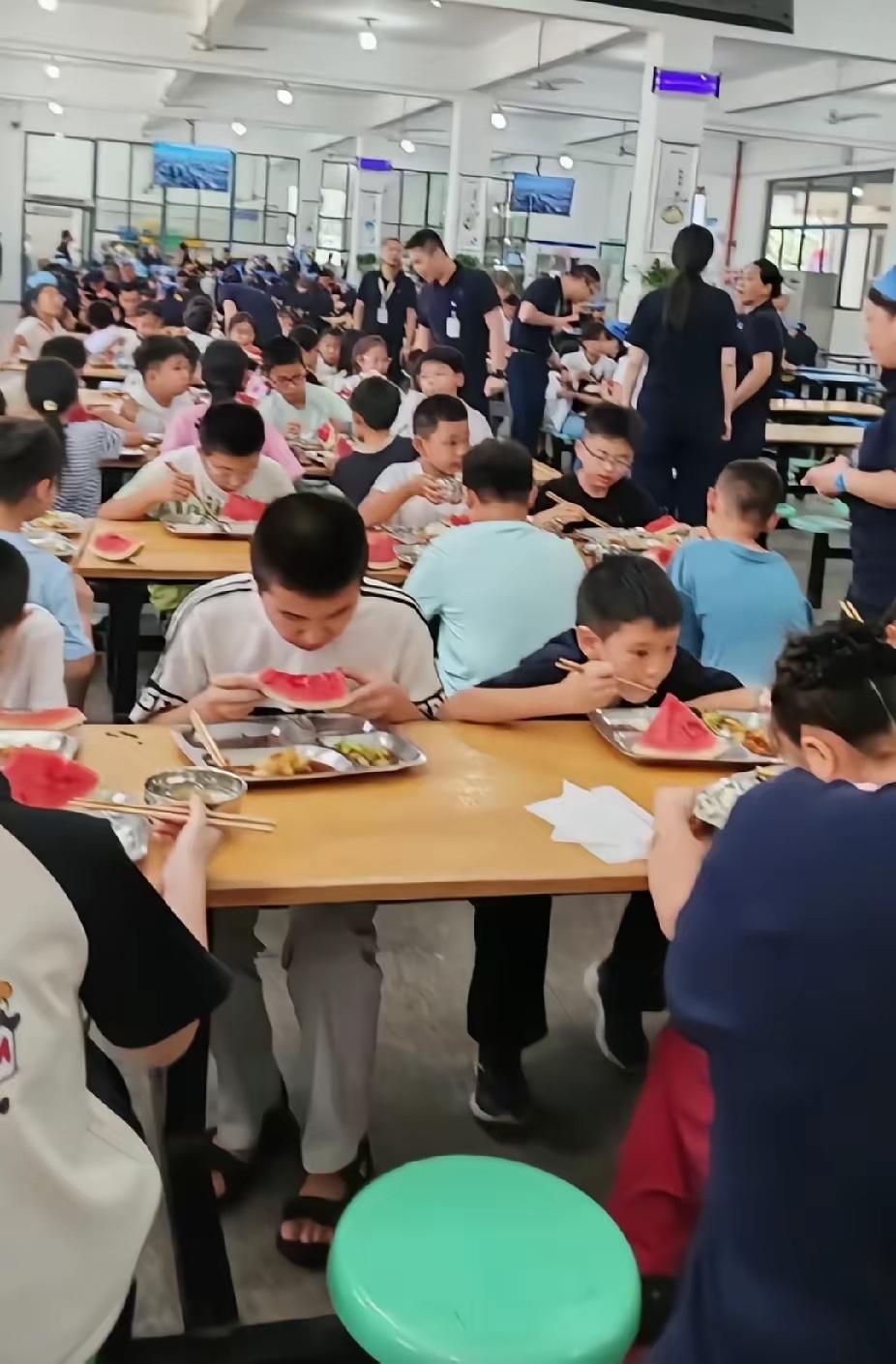 公司的员工食堂里，突然多了一群孩子吃饭，知道原因后，让人又羡慕又感动了。​浙江宁