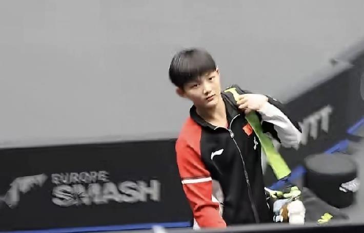 14岁祝启慧跨级打U19，1:4输给日本选手村松心菜，场面确实不太好看。
现场镜