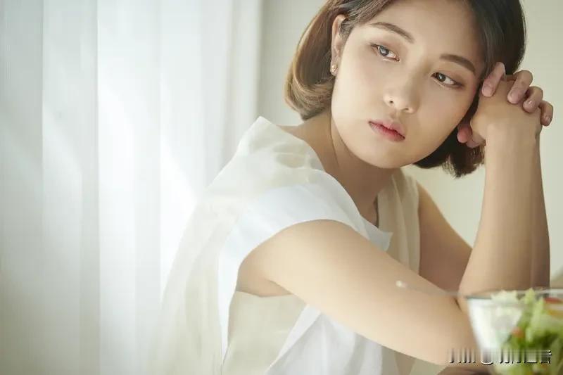 当代职场人的假期困境：当休息沦为奢侈品

手机屏幕亮起的瞬间，胃部突然收紧，指尖