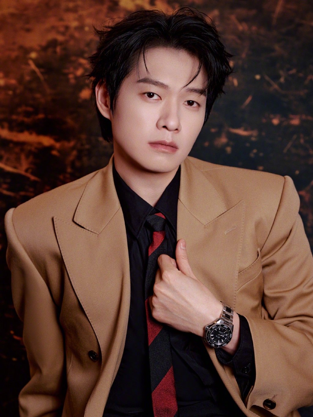 魏大勋｜爱奇艺尖叫之夜造型出图！上身CELINE新任创意总监Michael Ri