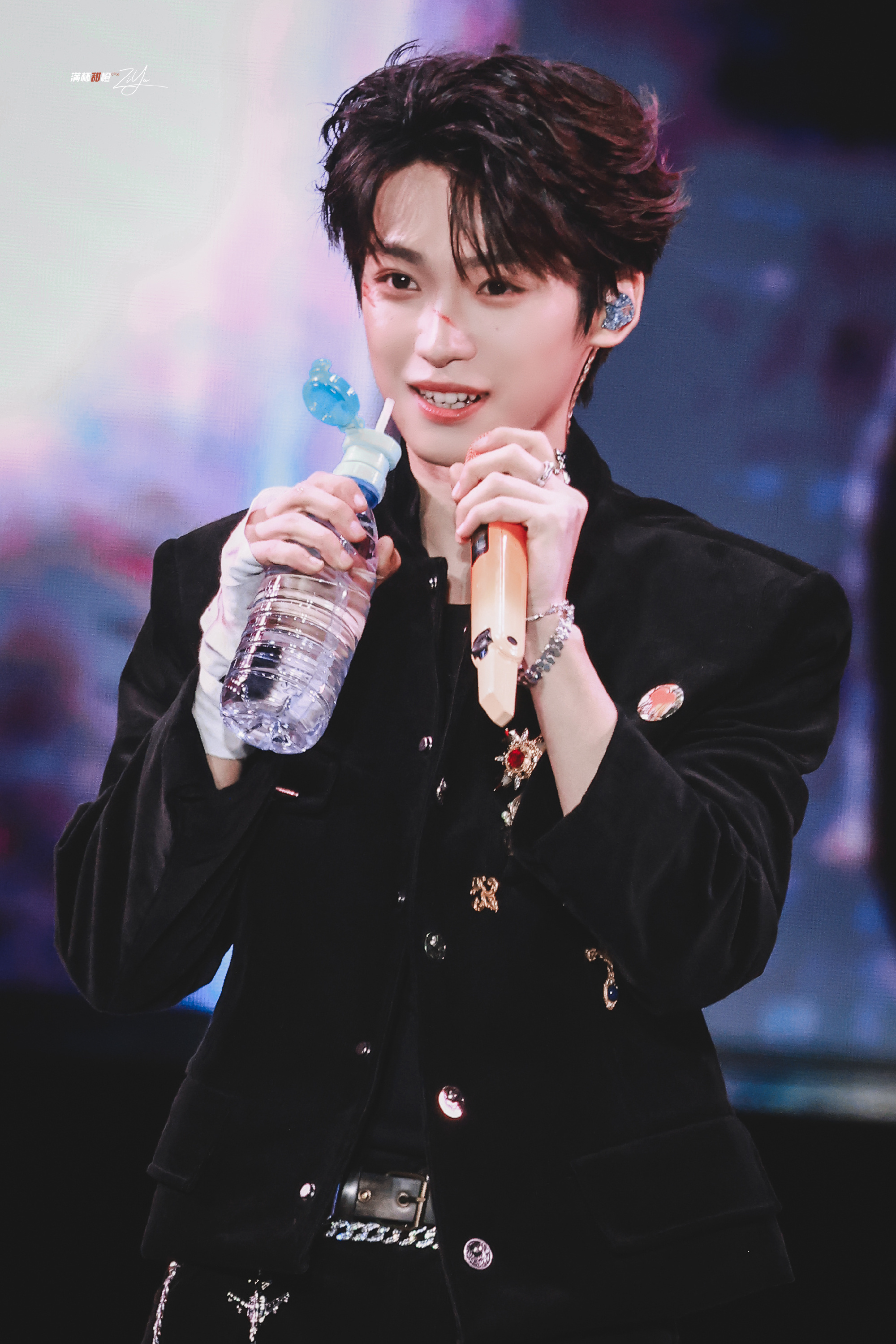 🔮  你是清冽一弯溜月 你藏着无数心事 我试图触碰你的指尖 却也暗自心动于你的