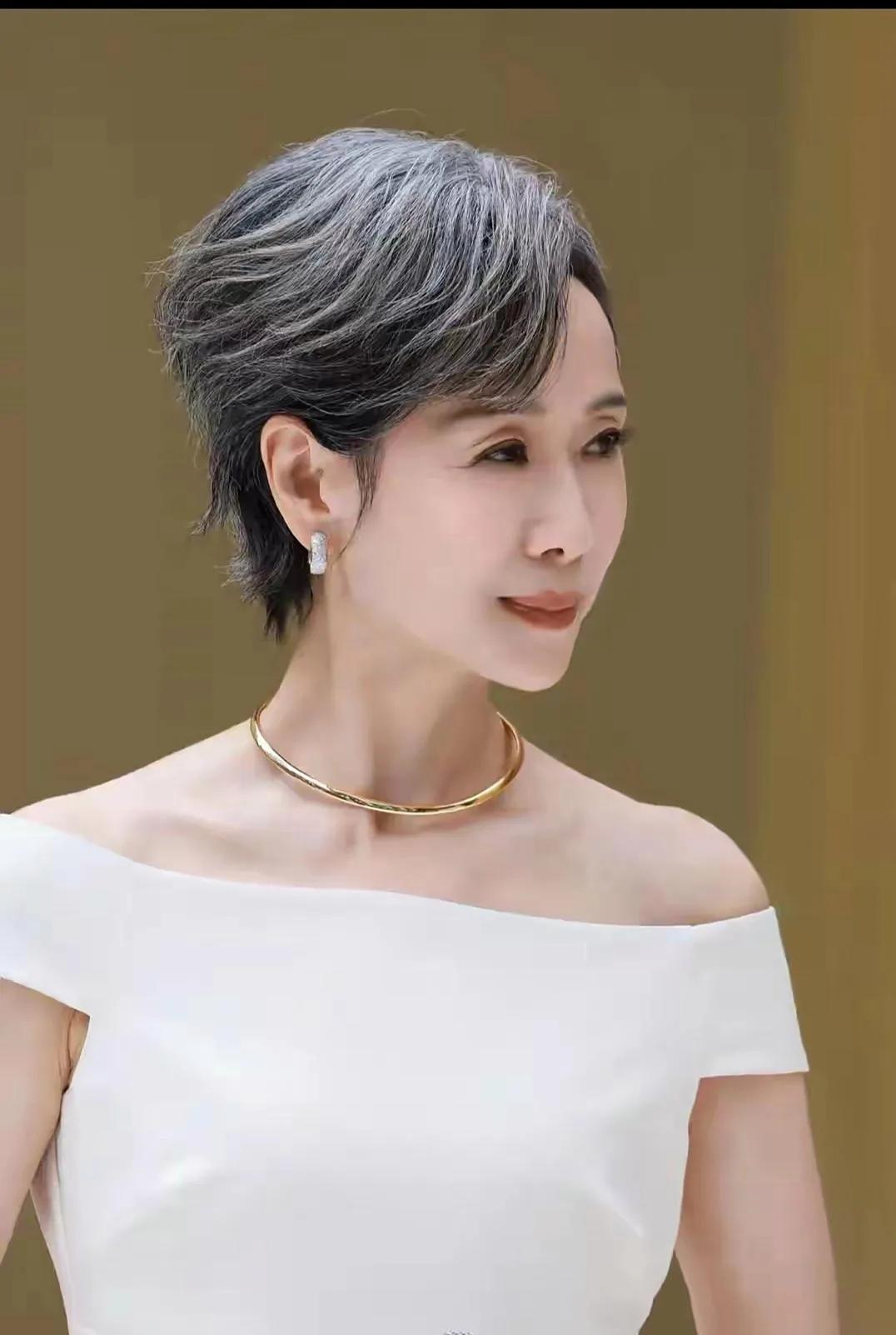 叶童现身深圳，优雅气质惊艳全场
 
近日，叶童现身深圳万象天地，受邀出席兰蔻品牌