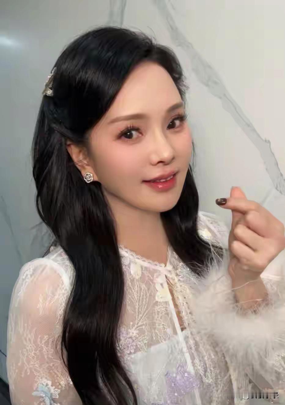 情人节这天，伊能静大方晒出全家福，瞬间甜翻全网！她身穿白色蕾丝透视装，长发微卷，