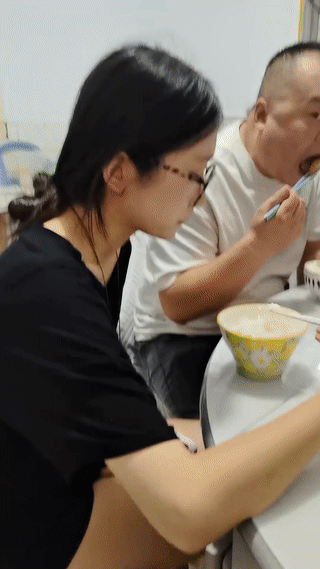 一开始看到一家人正坐在一起吃饭，感觉很温馨。
结果镜头一转，直接给我看懵了？
也